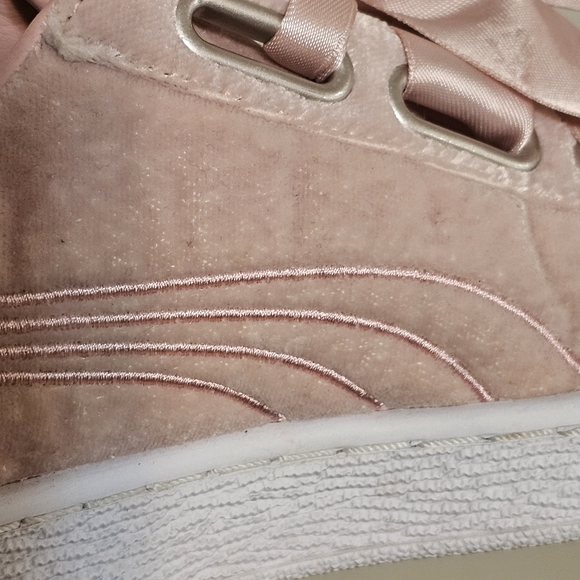 Puma Heart Hyper Peach Velvet Floral Embroidery Sneakers Women's Size 7.5 - Picture 12 of 14